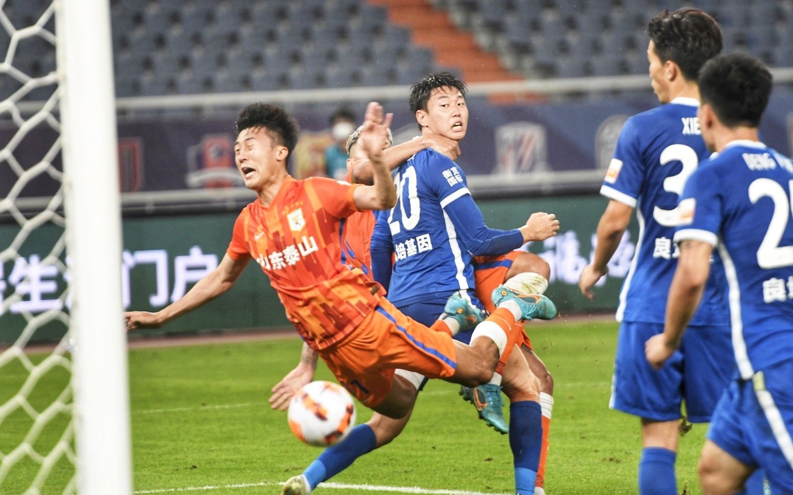 西甲：巴萨客胜扩大领先，皇马主场爆冷输球，VAR再度抢戏（西甲综述：巴萨客场取胜继续领跑，皇马主场遭冷门，VAR再成焦点）