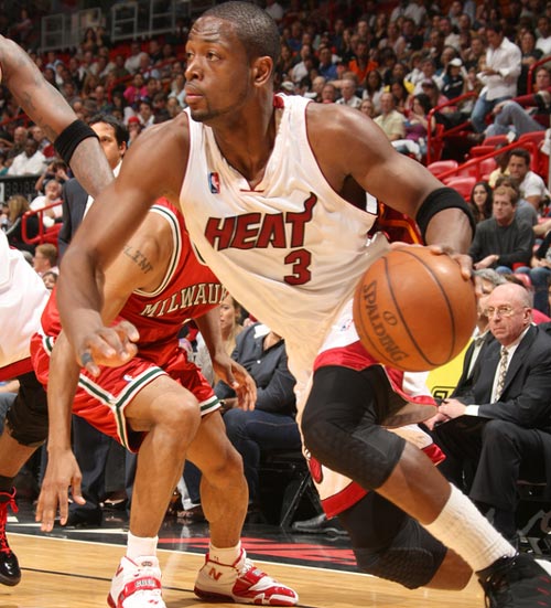 张外龙：曾跟球迷承诺一定会回到重庆；跪谢最努力的球员们（张外龙称曾许诺定会回到重庆，跪地感谢最拼的球员）