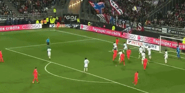 欧文突破防守造成杀伤球成功（欧文强突防线造犯规得手）