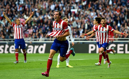 詹姆斯防守端的表现引发热议（詹姆斯在防守端的发挥成为焦点）