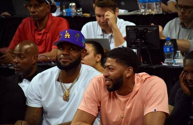 NBA圣诞大战看点：克莱重回大通中心，詹姆斯杜兰特再相遇（NBA圣诞夜焦点：克莱重返大通中心，詹姆斯与杜兰特再度对决）