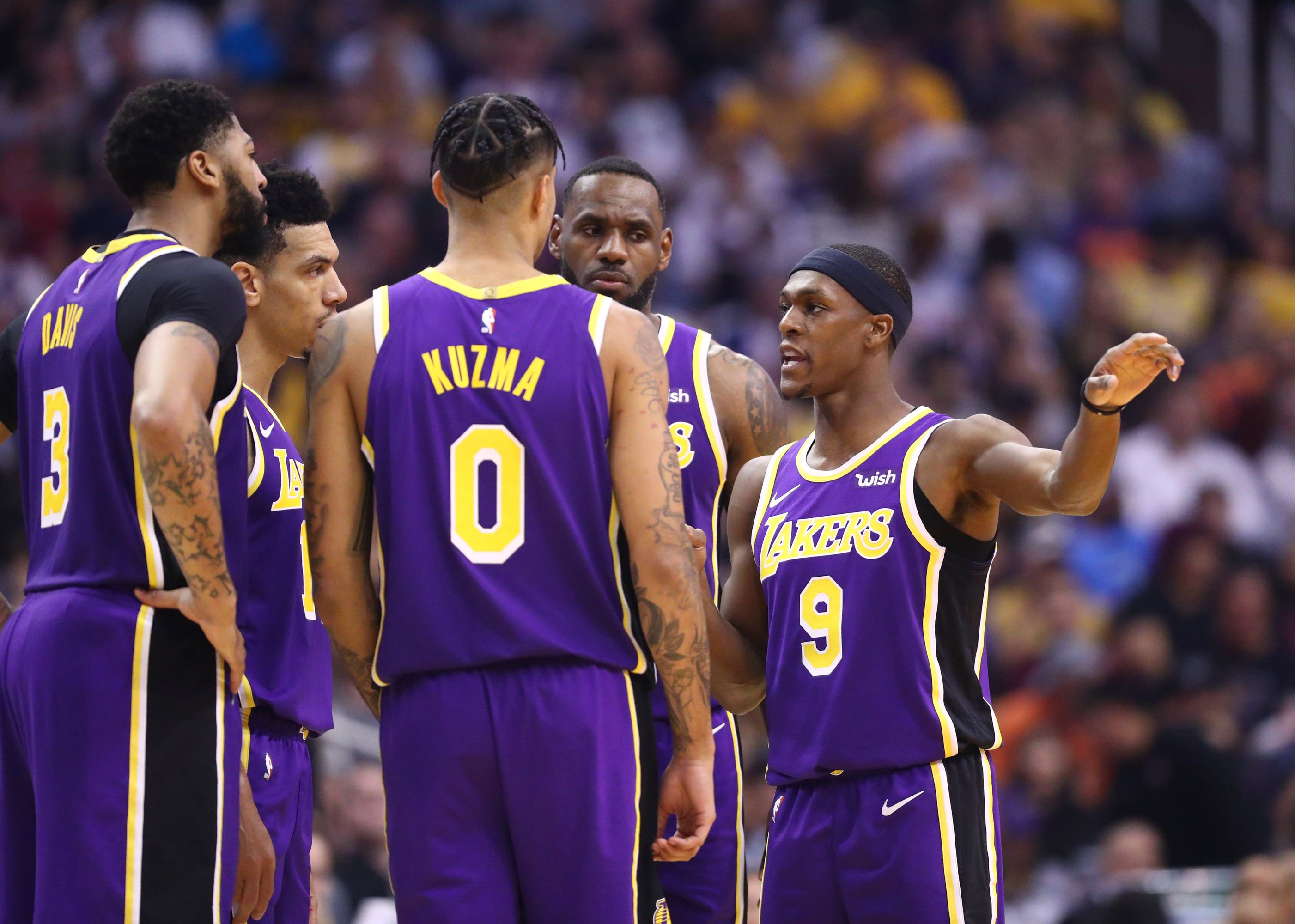 前锋远射破门，球迷现场尖叫（前锋远射世界波破门，现场球迷沸腾）