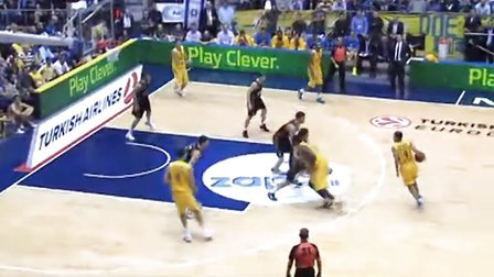 受伤的彭啸进入战上海U20的替补席，此前球员遭遇韧带损伤（曾遭韧带损伤，彭啸进入对阵上海U20之战替补席）