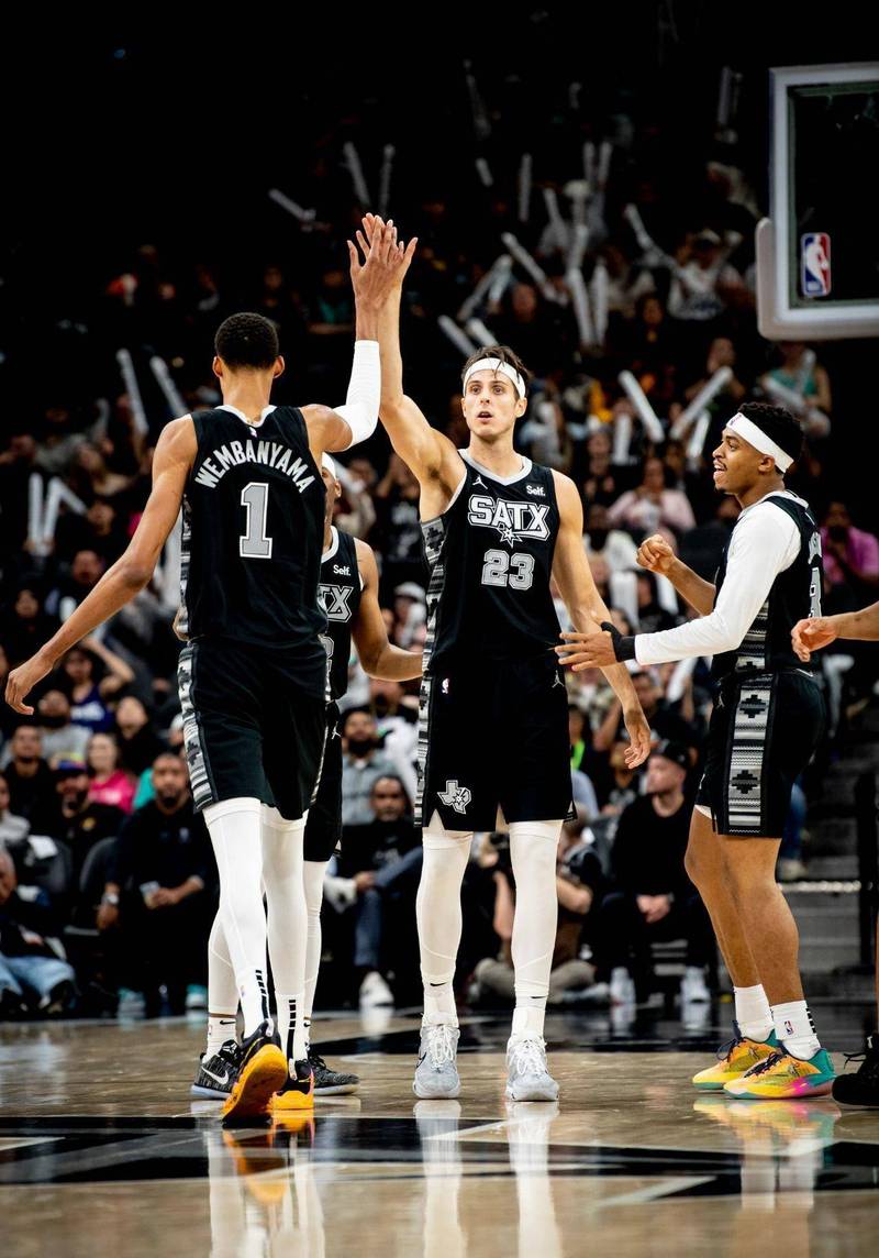 NBA杯半场：亚历山大17分6助，雷霆74-48太阳（NBA季中赛半场：雷霆74-48领先太阳，亚历山大17分6助攻）