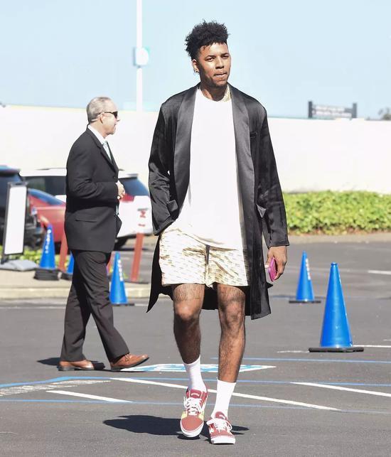 皇马狂喜？据西媒报道，梅西将介入巴萨2026年选...（西媒称梅西或介入巴萨2026年选举，皇马偷笑？）