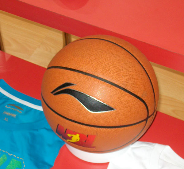 全国冠军艰辛谋生路：户口成拦路虎 出路在哪（全国冠军艰难谋生：户口成阻碍，路在何方？）