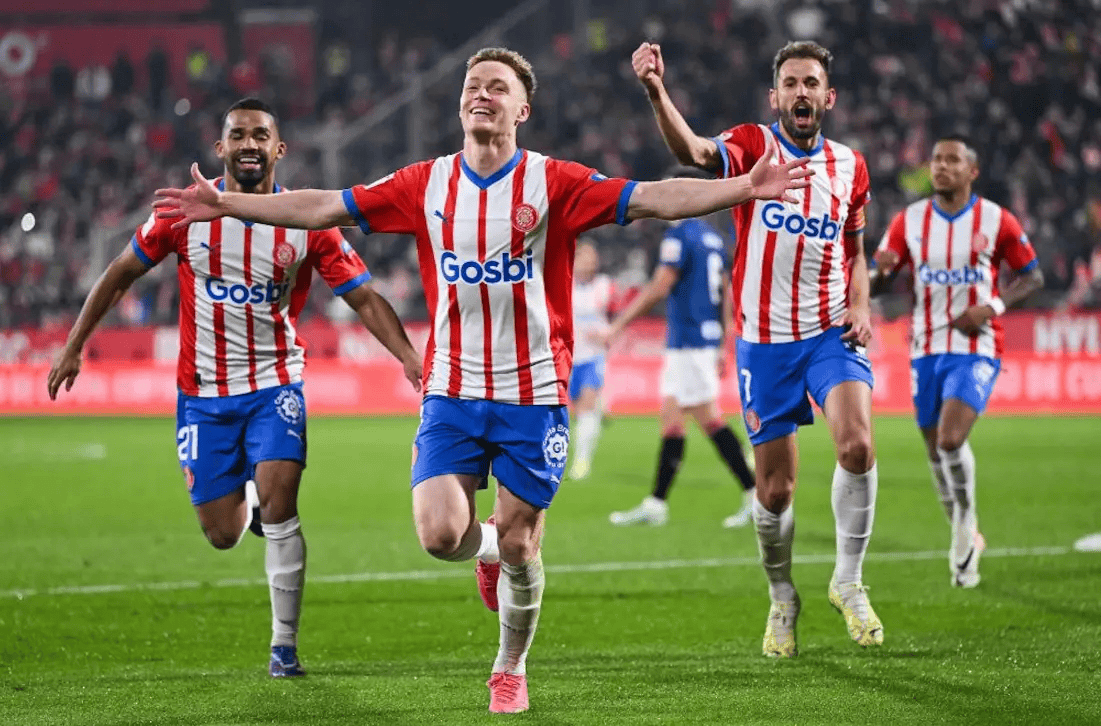 哈兰德晒与母亲、哥哥合照：老大、我和我哥（哈兰德发文晒与母亲、哥哥同框合影：配文称'老大、我和我哥）