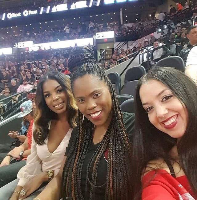 状态出色！格雷森·阿伦半场10中5拿到11分1板2助2断（手感火热！格雷森·阿伦半场10投5中砍下11分1篮板2助攻2抢断）