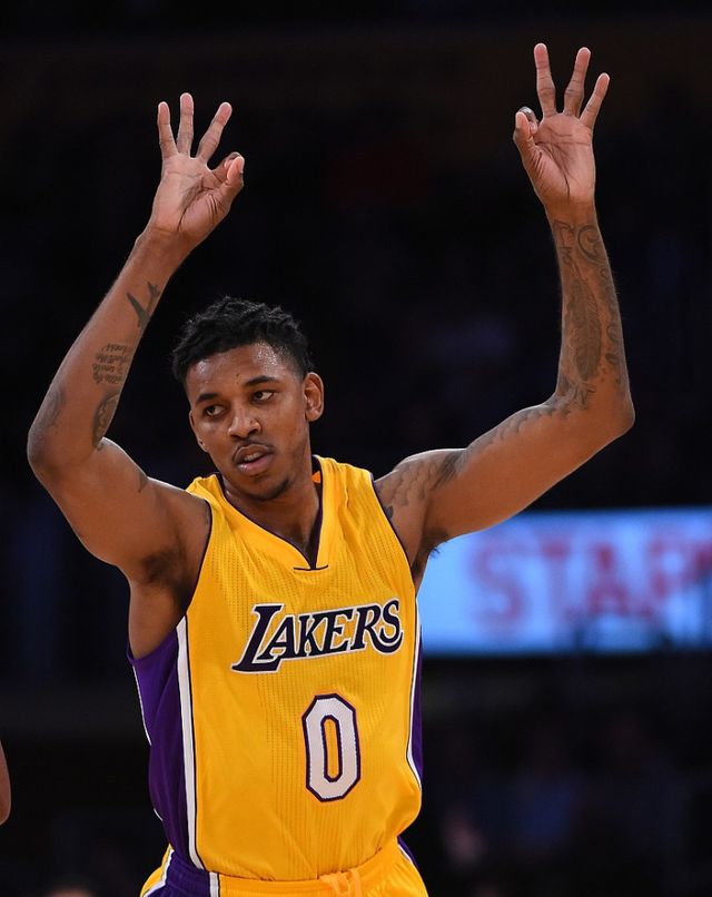 詹姆斯篮板抢断关键时刻锁定胜局（詹姆斯关键篮板与抢断锁定胜利）