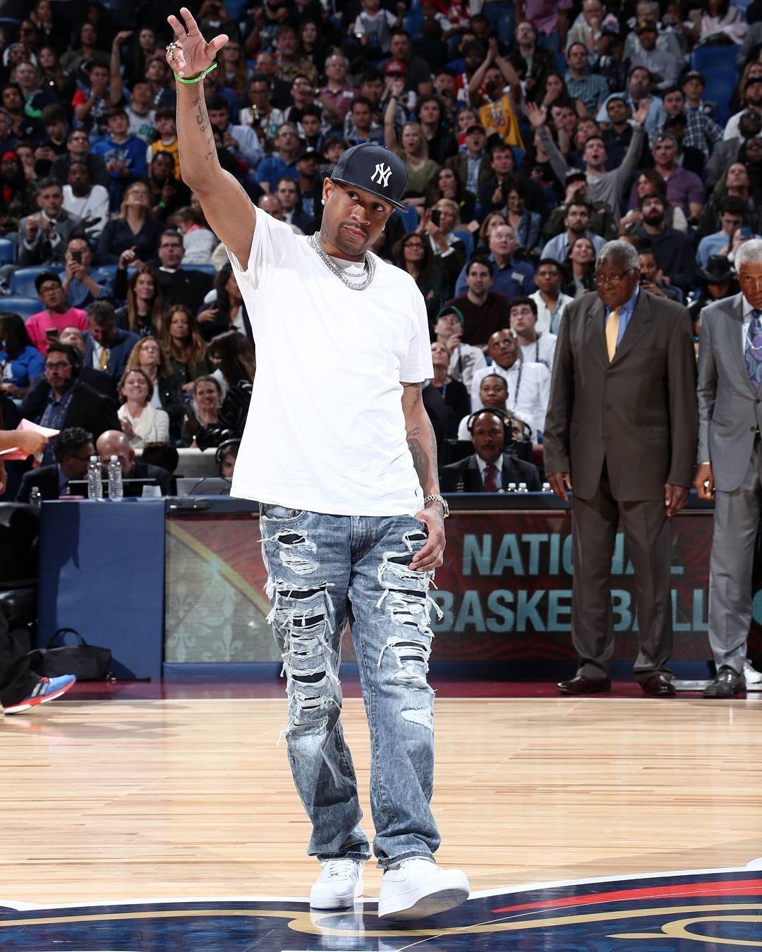 塞维利亚德比前双方极端球迷发生冲突，爆发斗殴并投掷焰火（塞维利亚德比前夕，双方极端球迷对峙升级为斗殴并投掷焰火）