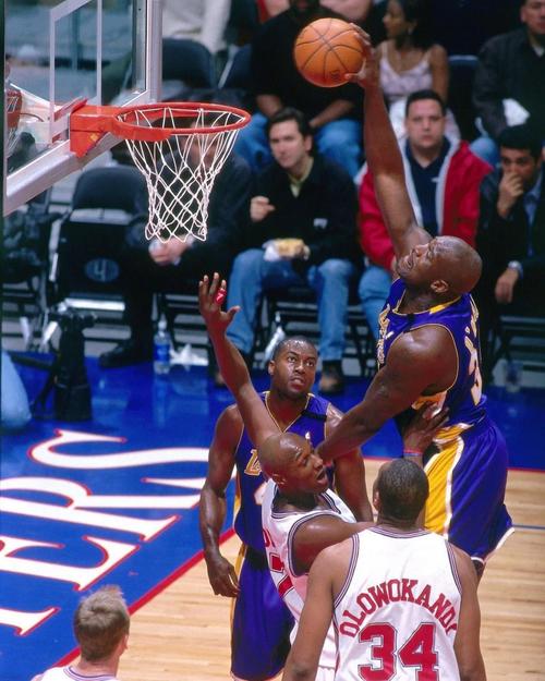 意媒：国米可以启用青训小将卡马特，以应对邓弗里斯伤缺情况（意媒：邓弗里斯伤缺，国米考虑提拔青训小将卡马特）