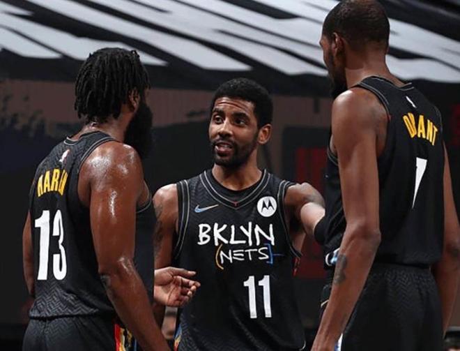 克尼佩尔单臂劈扣，活塞队遭遇挑战（克尼佩尔单手暴扣，活塞队面临考验）