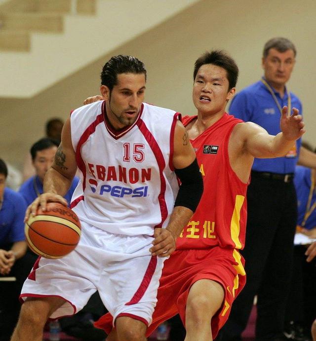 英超最新积分榜：阿森纳2分优势领跑，曼城、维拉紧随（英超积分最新形势：阿森纳以2分优势居首，曼城与维拉紧追不舍）